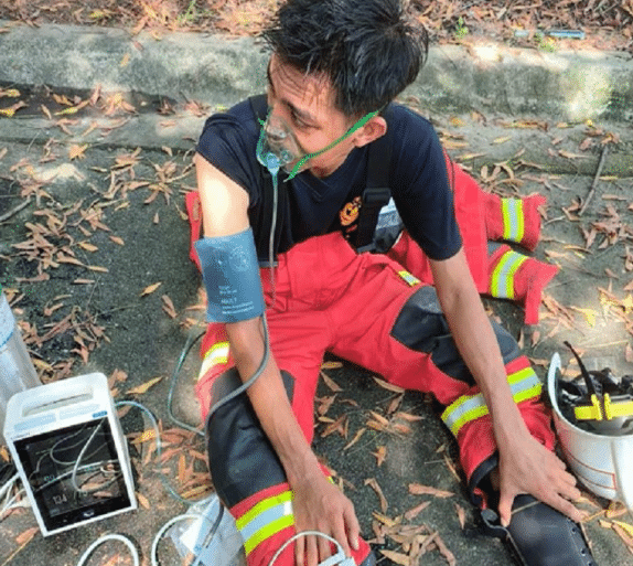 தீயை அணைக்கும் போது மலேசிய தீயணைப்பு மற்றும் மீட்புத் துறை உறுப்பினர் ஒருவர் நீரிழப்புக்கு ஆளானார்