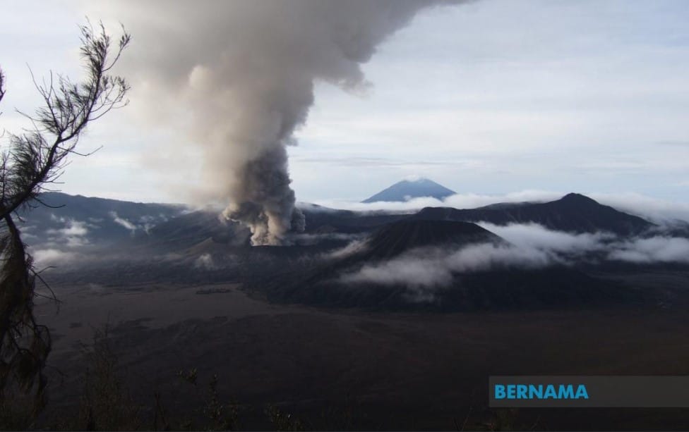 Gunung Bulusan di tenggara Manila muntahkan asap tebal setinggi 4.5 km