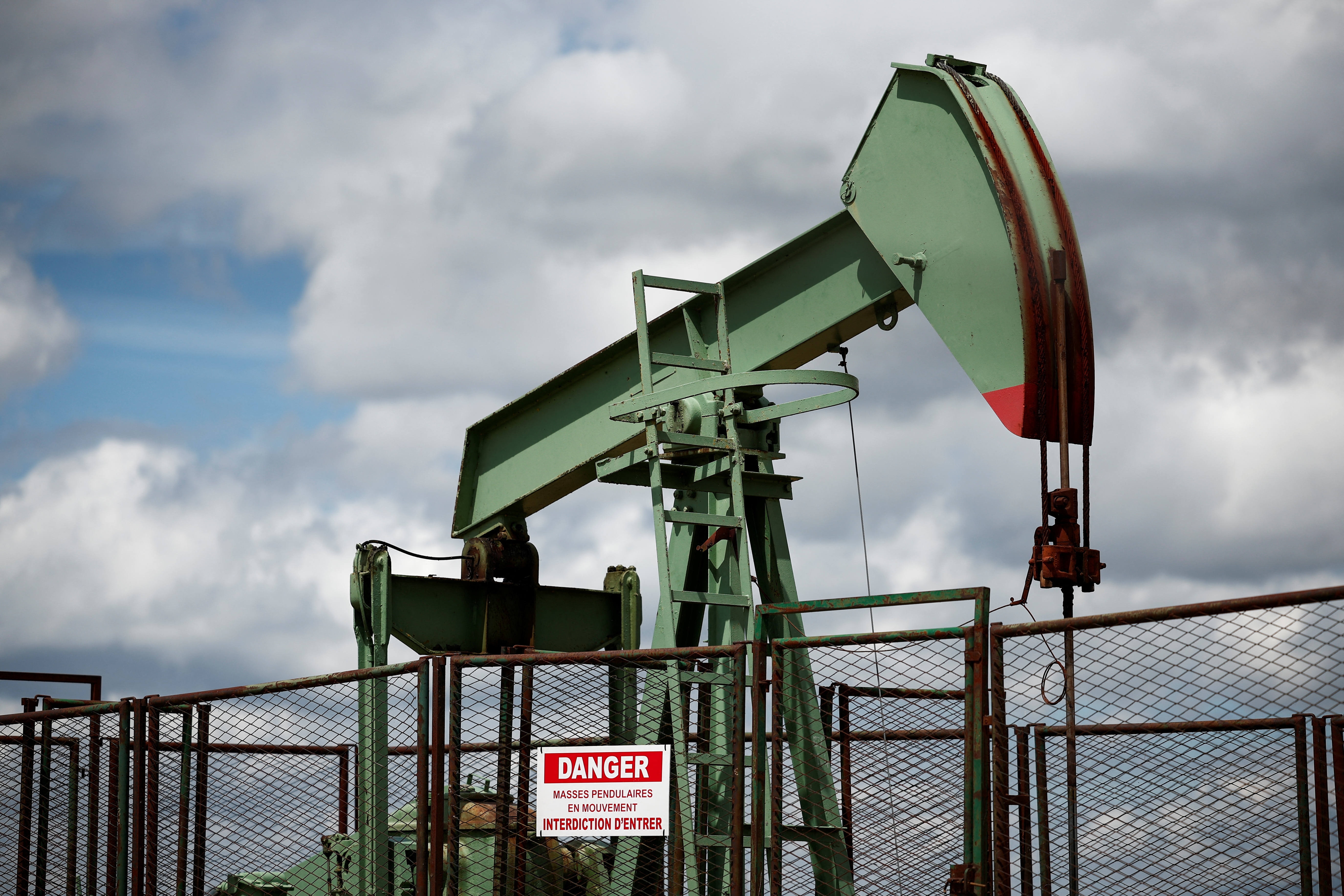 Oil steadies as market eyes US-China trade talks