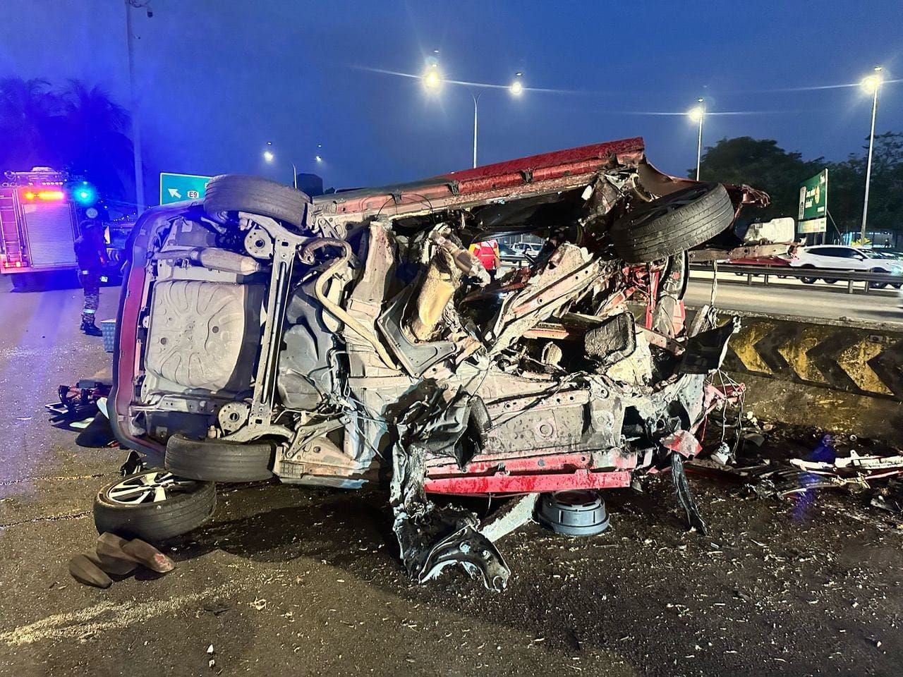 轿车失控撞分界堤 3男当场丧命