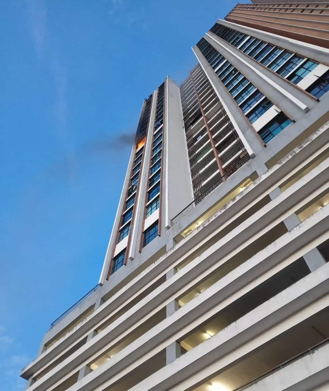 双溪毛糯公寓16楼单位清晨失火　3人吸入浓烟及时逃生