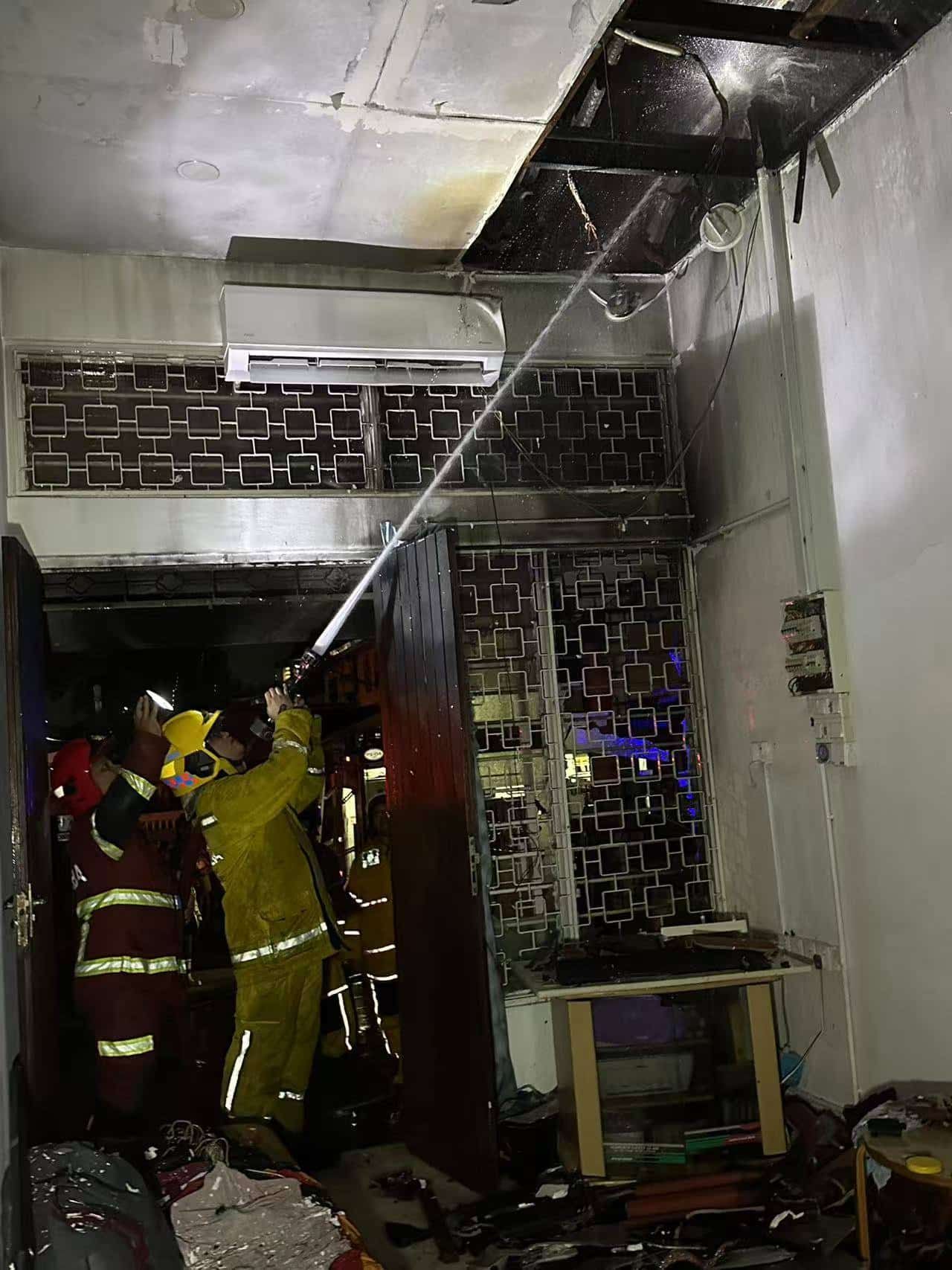 单层住家昨晚失火 消拯员后门救出老翁