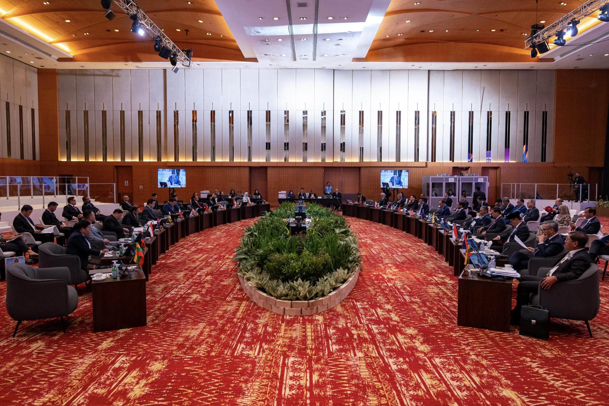 Asean leaders look to strengthen ties as KL hosts last day of summit