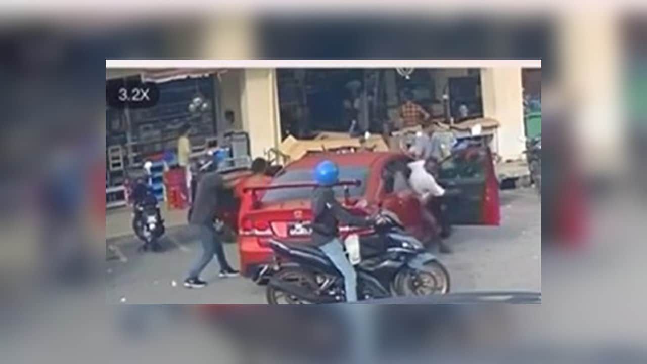 男子抢女子金项链失败遭制伏 警方追查同伙下落