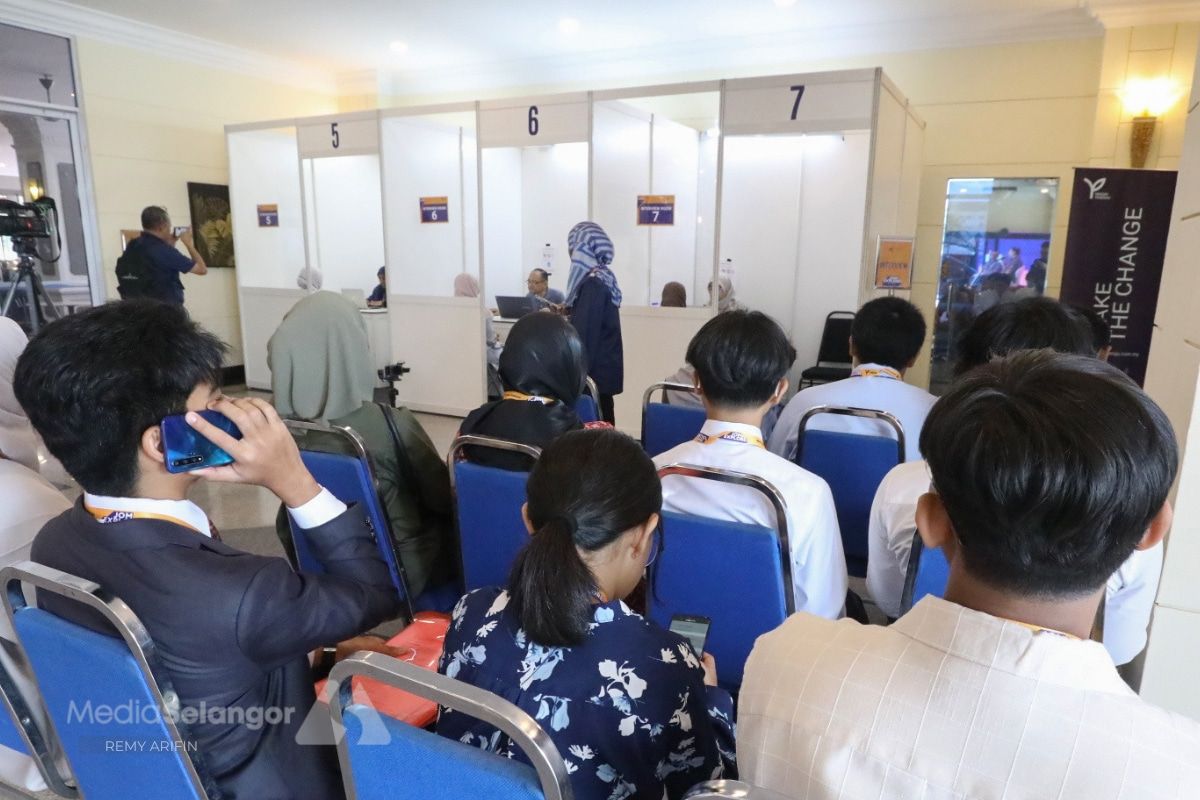 从TikTok到面试：青年寻机会改变人生