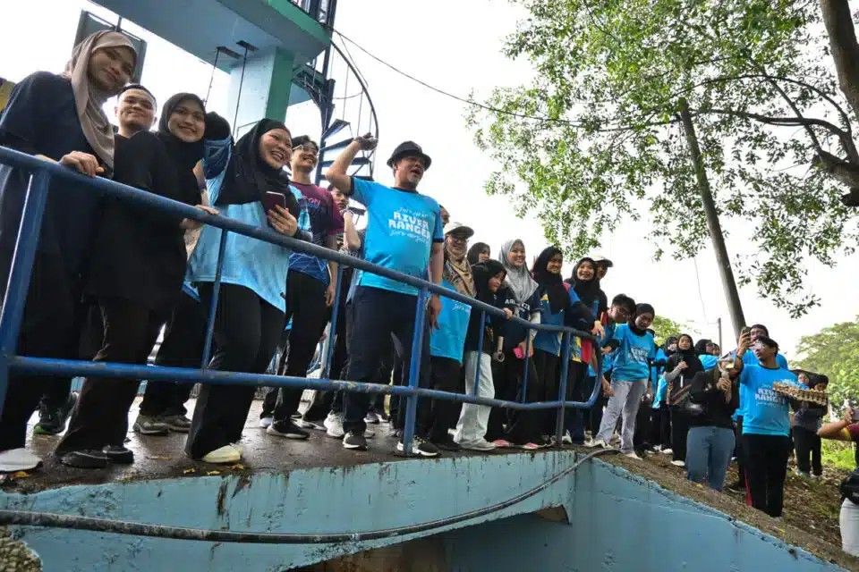 逾百人制泥球抛巴生河 净化河水爱护环境