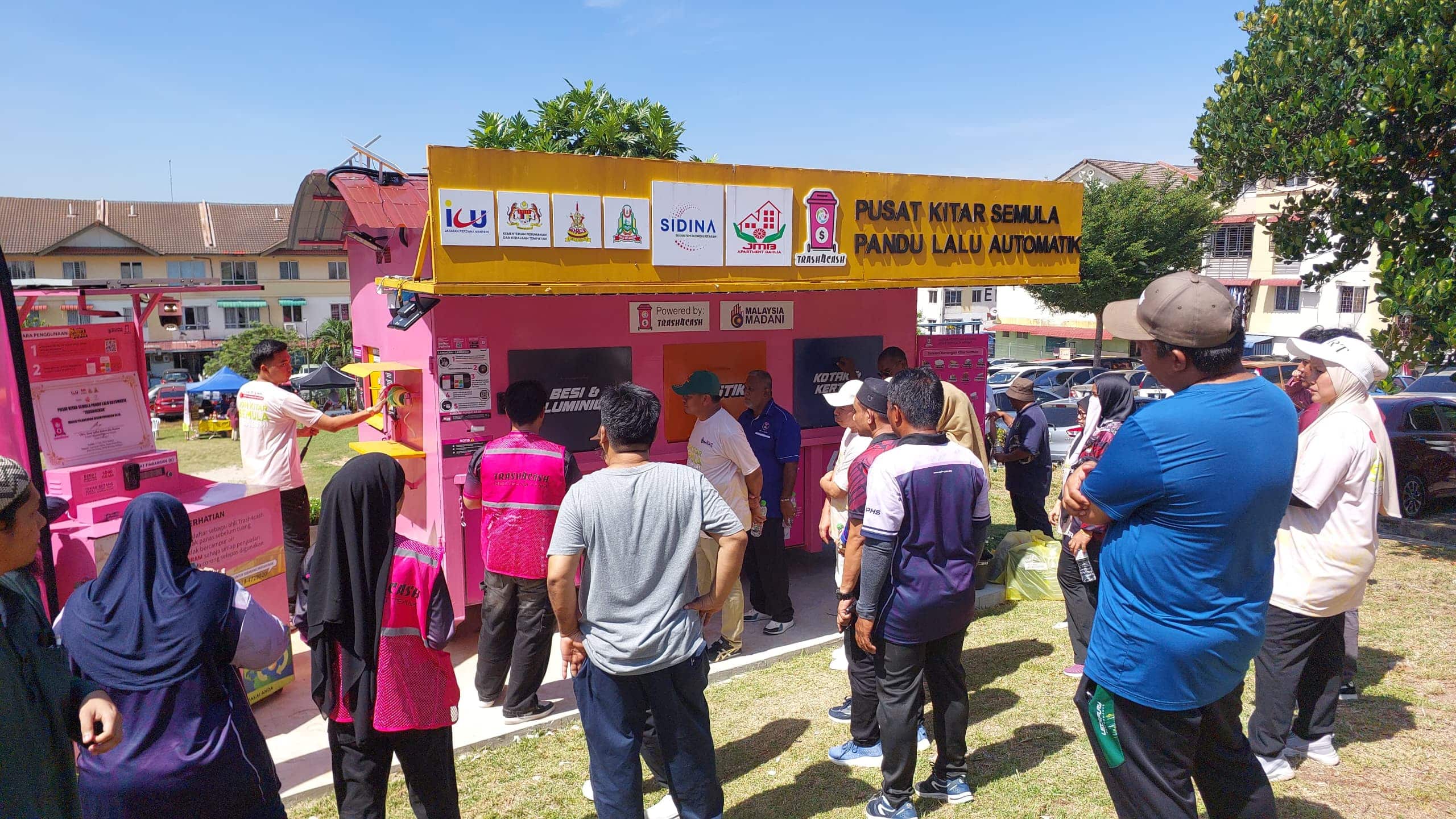 Tukar barang kitar semula kepada wang tunai melalui pandu lalu