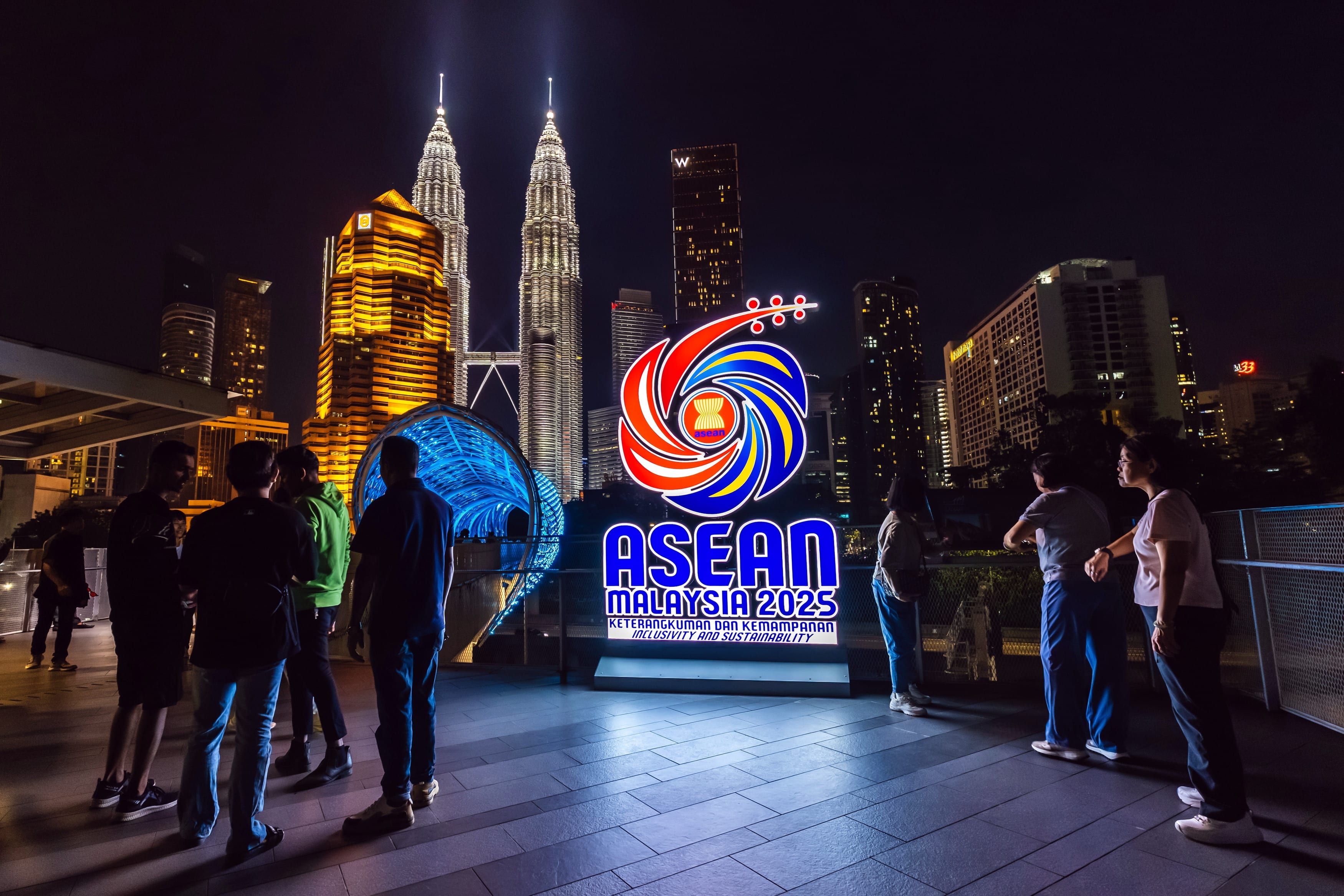 东盟海合会峰会暖心小插曲  东帝汶总理“派糖”慰劳记者