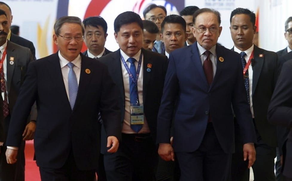 形容“稳定三角形”助打造新格局  李强：三方峰会成区域合作创举