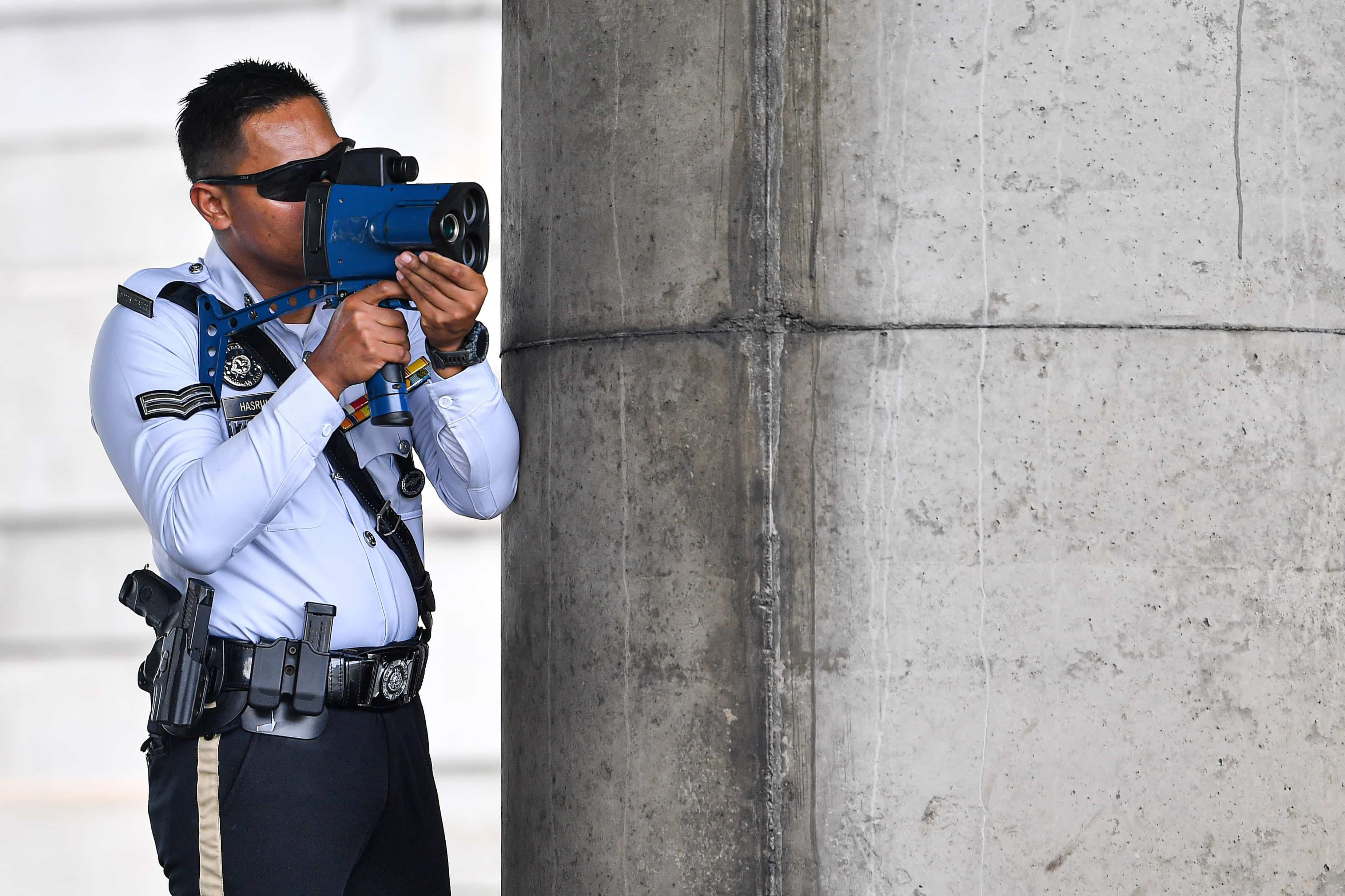 警方加强商用车执法   确保重型车辆安全上路