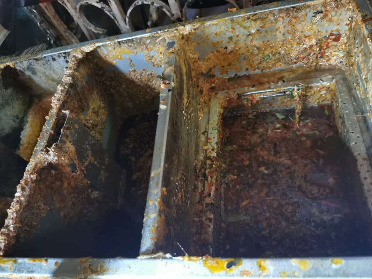 废油直接排入沟，好肮脏！ 巴生市厅：违规餐馆接2罚单