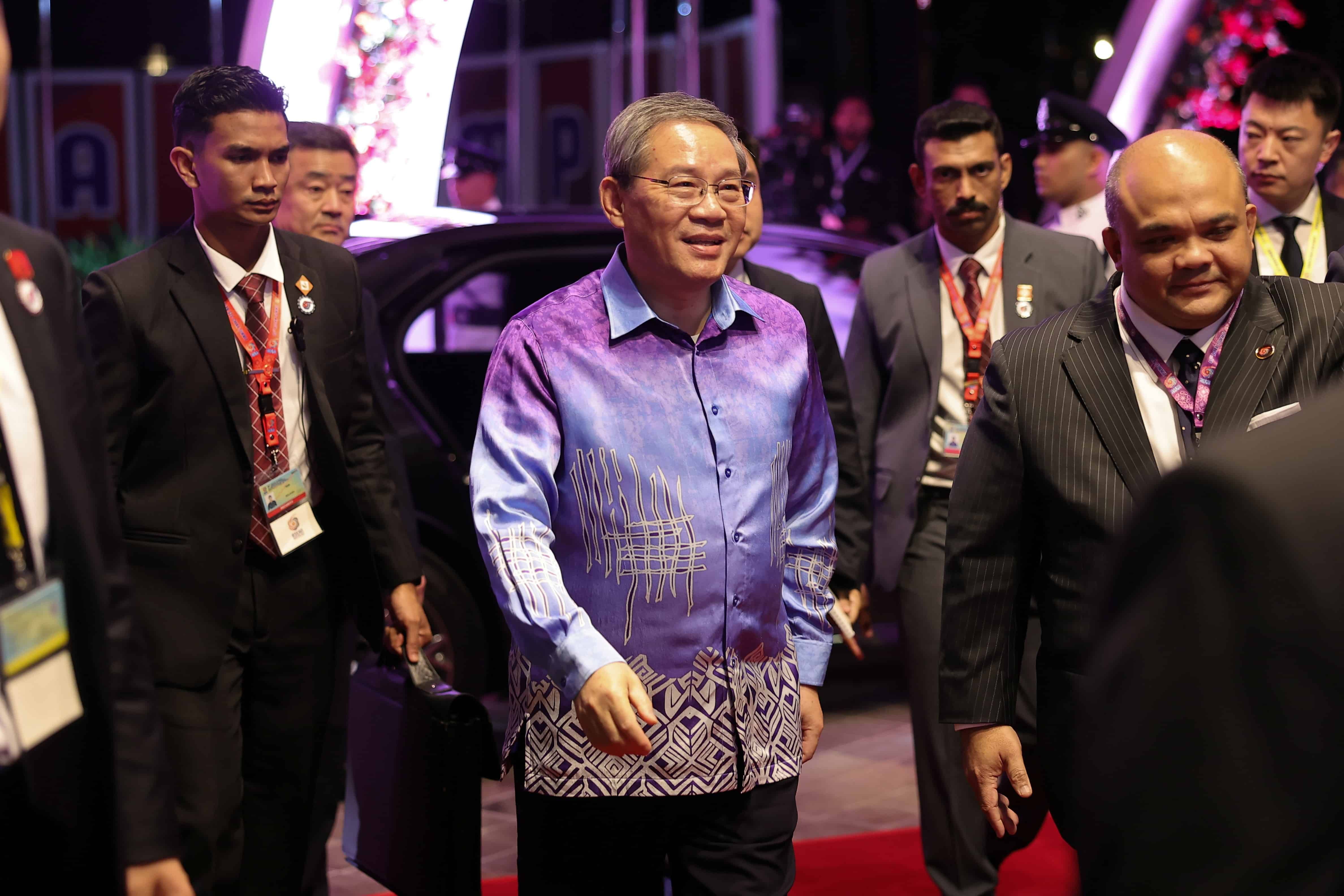 李强抵访大马出席三方峰会 晤萨巴赫强调深化政治互信