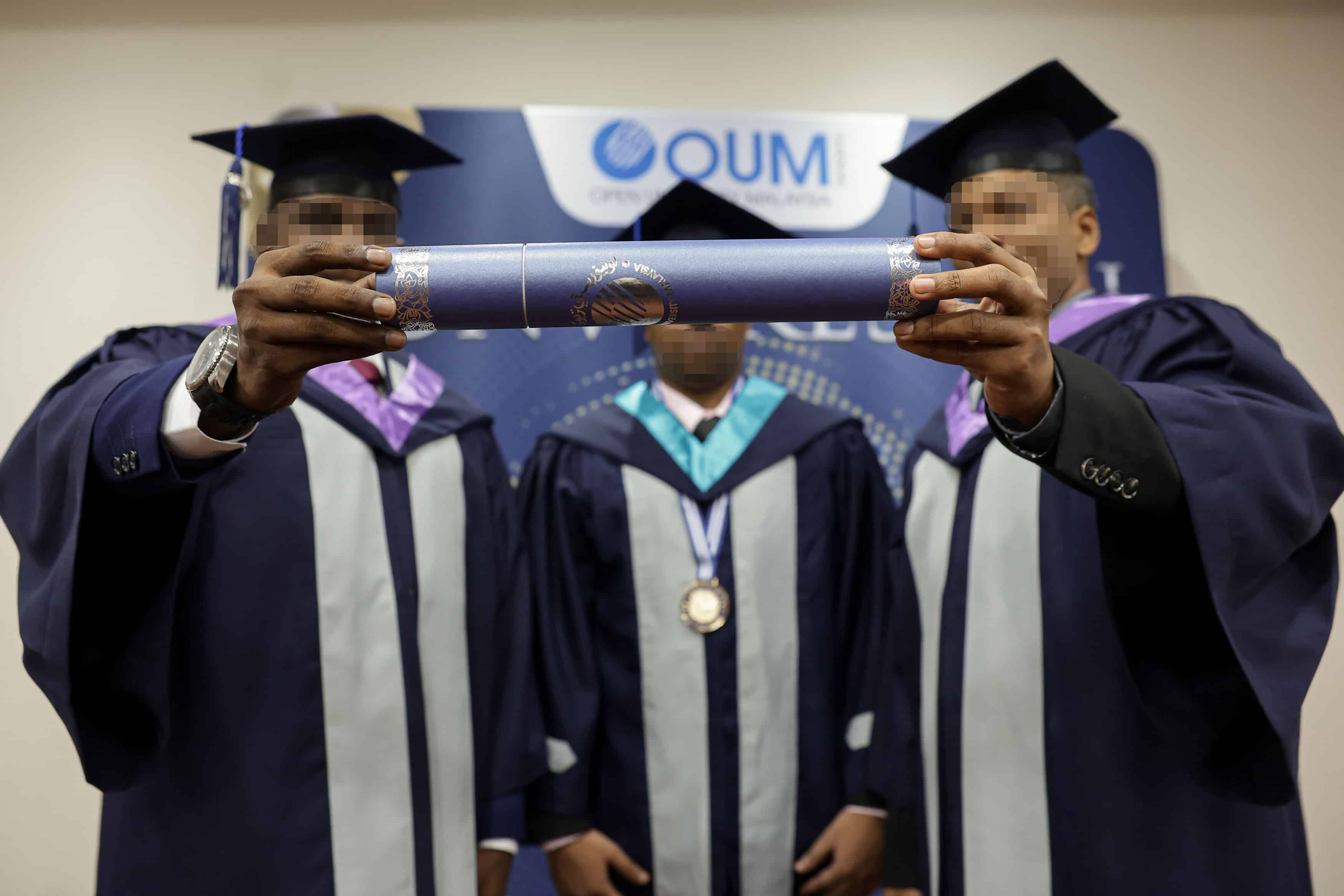 Cerita di sebalik tirai besi, tiga penghuni tamat pengajian universiti