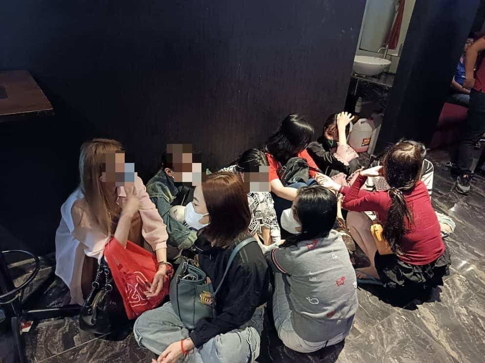 男子理发店挂羊头卖狗肉  藏有45外籍女提供性服务