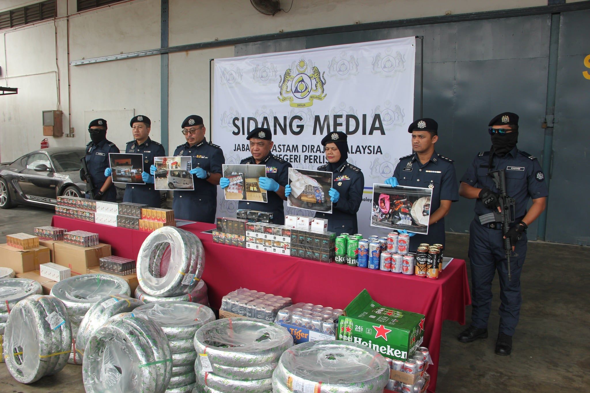 关税局多次突击查获逾64万未交税品  包括冷冻鸡肉.摩托轮胎.香烟和酒