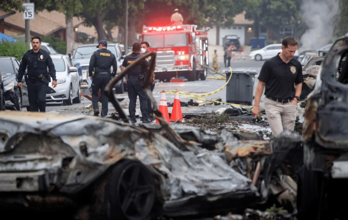 அமெரிக்காவில் சிறுரக விமானம் விழுந்து விபத்துக்குள்ளானதில் இருவர் உயிரிழப்பு