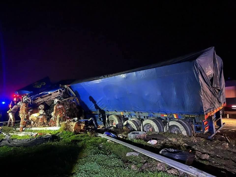 南北大道涉4车连环撞  拖格罗里司机丧命.4人伤