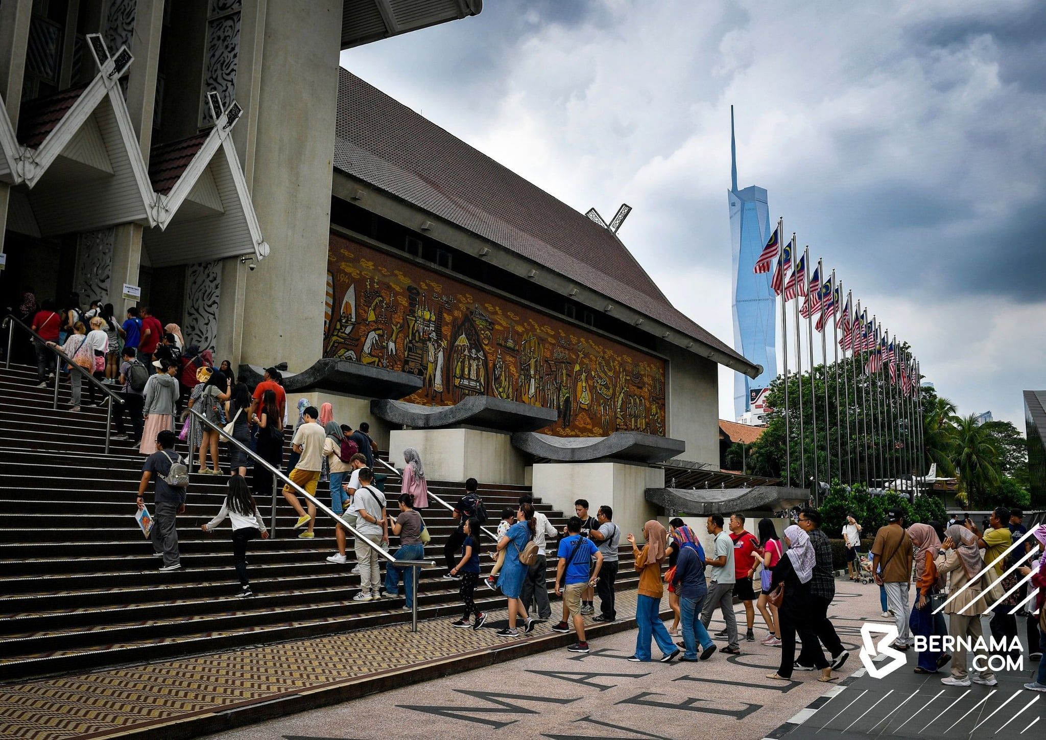 全国19家博物馆今日免费开放 吸引国内外游客涌入参观