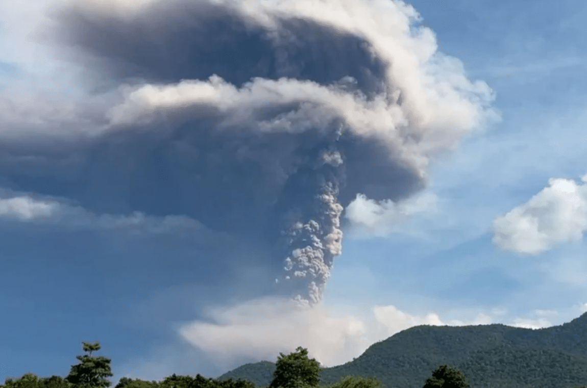 இந்தோனேசியாவில் உள்ள லெவோதோபி எரிமலை வெடித்தது