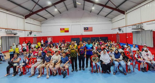 300 மாணவர்கள் பள்ளிக்குத் திரும்பும் திட்டத்தின் மூலம் உதவியைப் பெற்றனர்