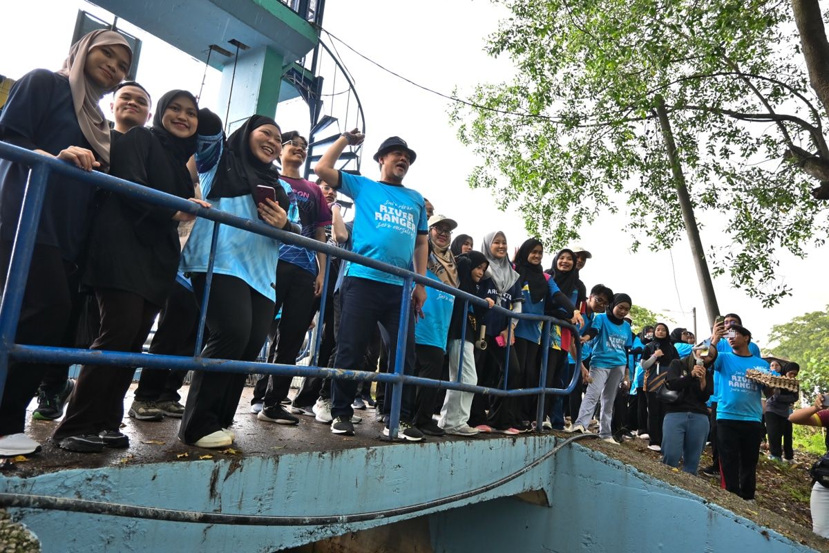 Lepas 500 bebola lumpur: Inisiatif UiTM, komuniti rawat Sungai Klang wajar dicontohi