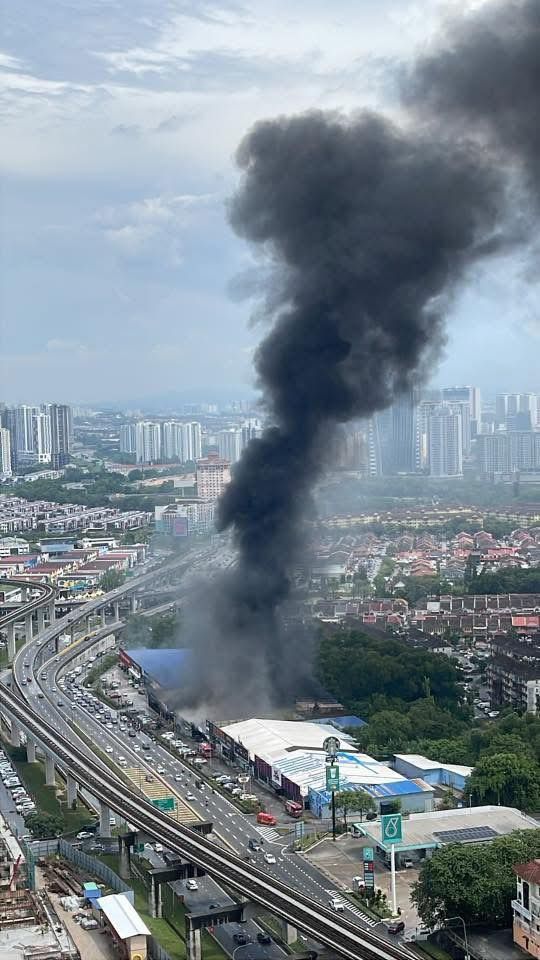 蒲种修车厂失火 烧毁20车.3摩托车