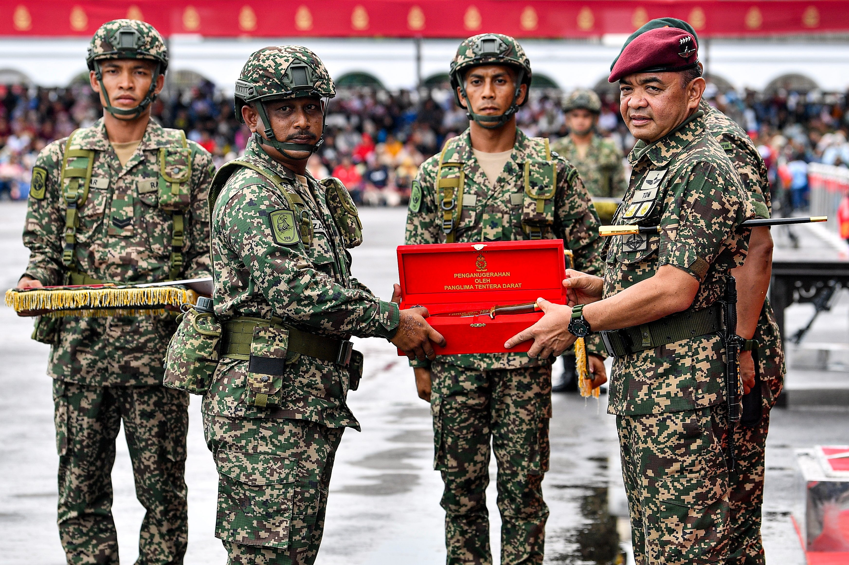 Selamat nyawa orang awam, dua anggota tentera terima anugerah, naik pangkat