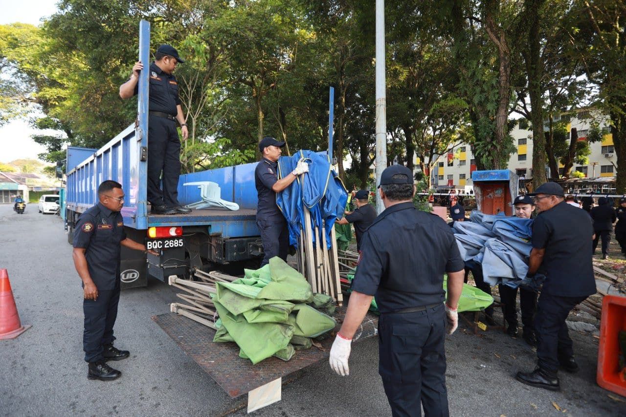 MBSA roboh gerai tanpa permit di Seksyen U3 susulan aduan penduduk