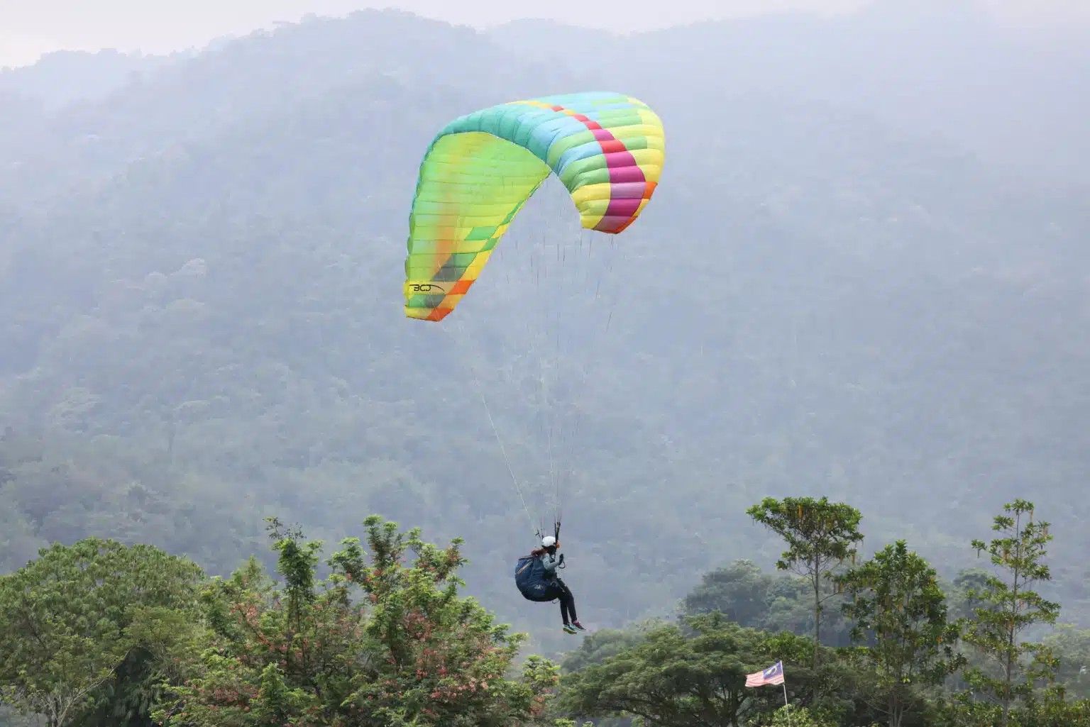 அனைத்துலக வான்குடை மிதவை போட்டியாளர்களை ஈர்க்கும் கே.கே.பி. வான் விளையாட்டு
