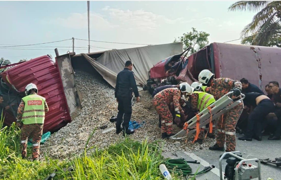 （视频）防暴队罗里与载石罗里迎面相撞  9警员身亡3重伤！