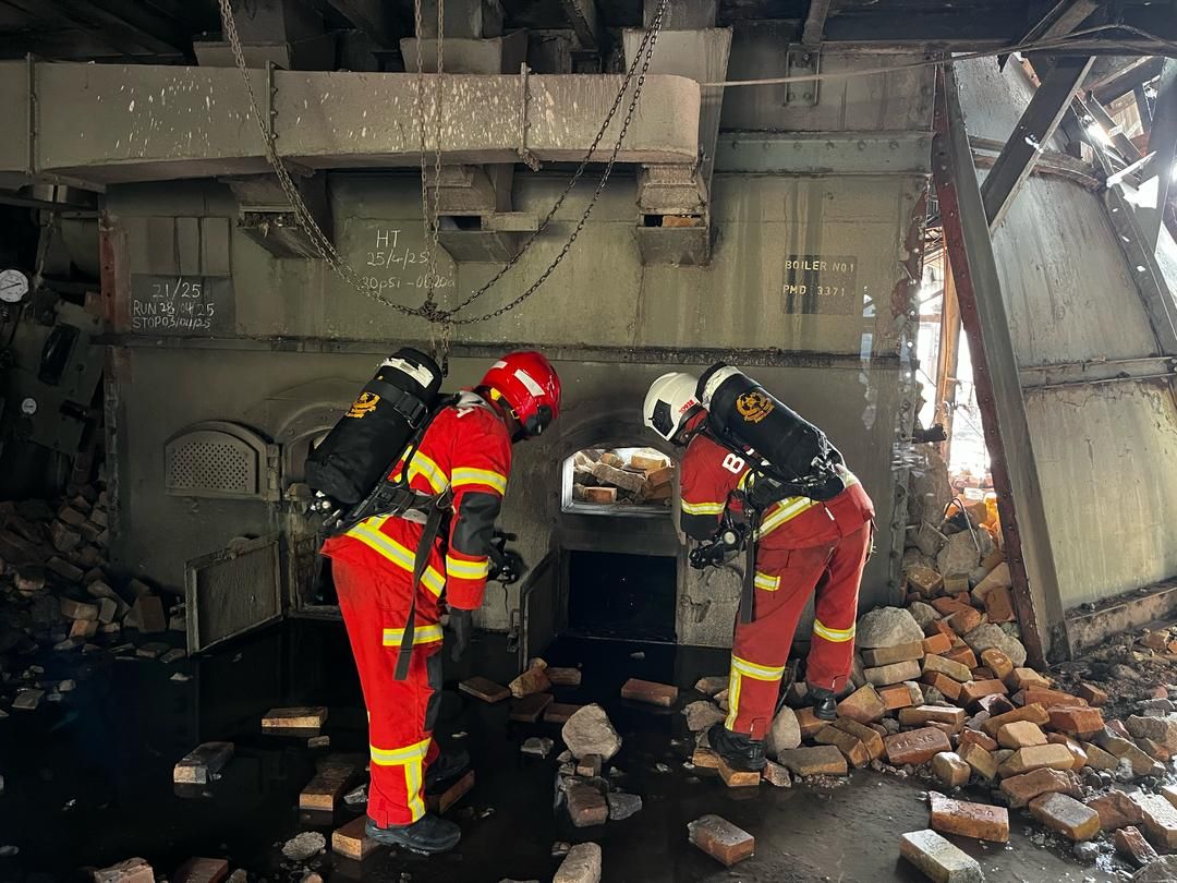 棕油厂蒸汽锅炉爆炸  4厂工被烧伤紧急救治