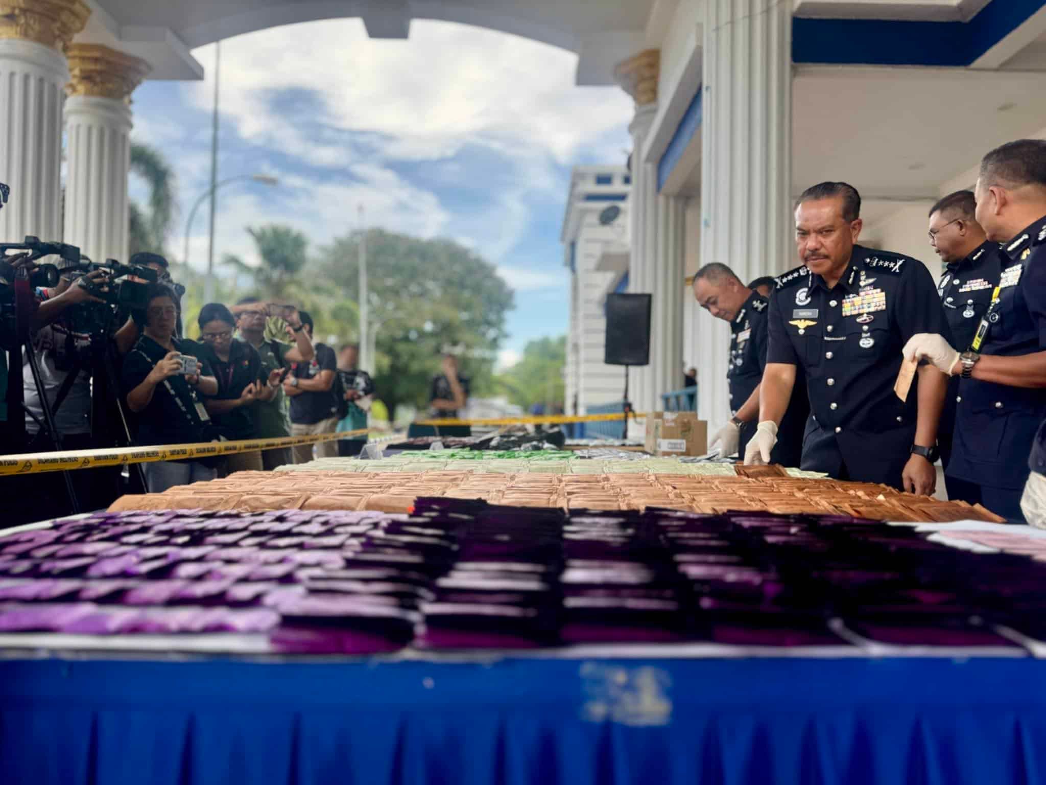 轿车藏毒躲不过法眼  捕6失业汉充公逾600万摇头丸