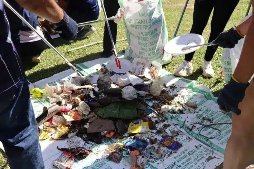 乌雪市会携社区清理双文丹瀑布 收集111公斤各类垃圾