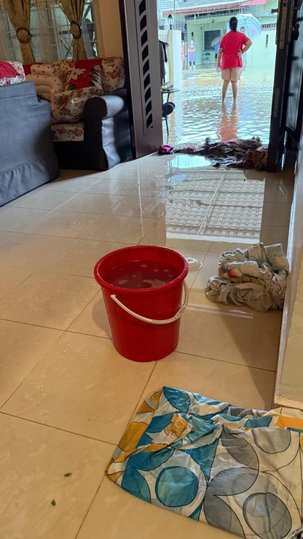 (视频）劳动节午后豪雨   巴生多个低洼区又淹了！