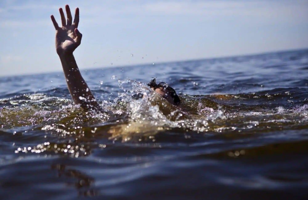 与家人野餐不慎坠河  7岁女童生死未卜