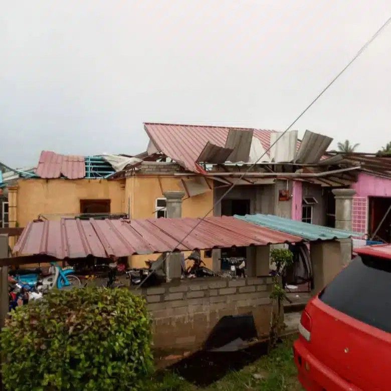 ஜெம்போலில் புயலால் 80 க்கும் மேற்பட்ட வீடுகள் சேதமடைந்தன