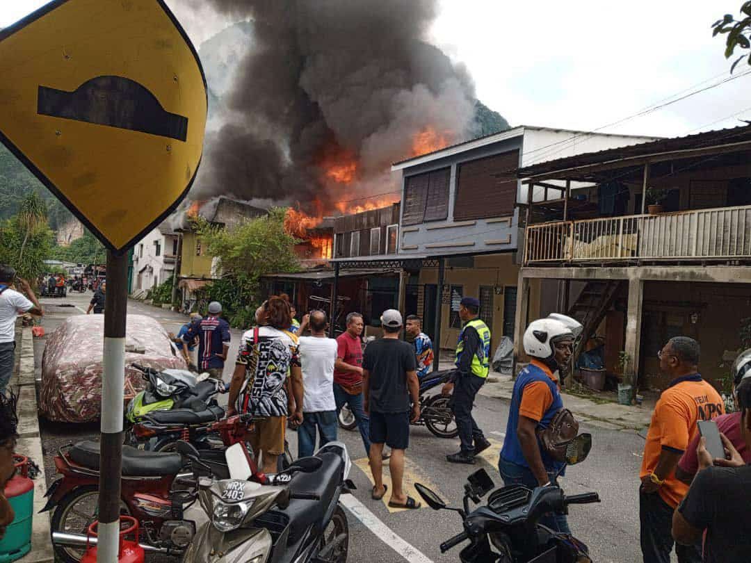 甘榜马来威拉达迈遭祝融光顾 3间住家被烧毁5户家庭受影响
