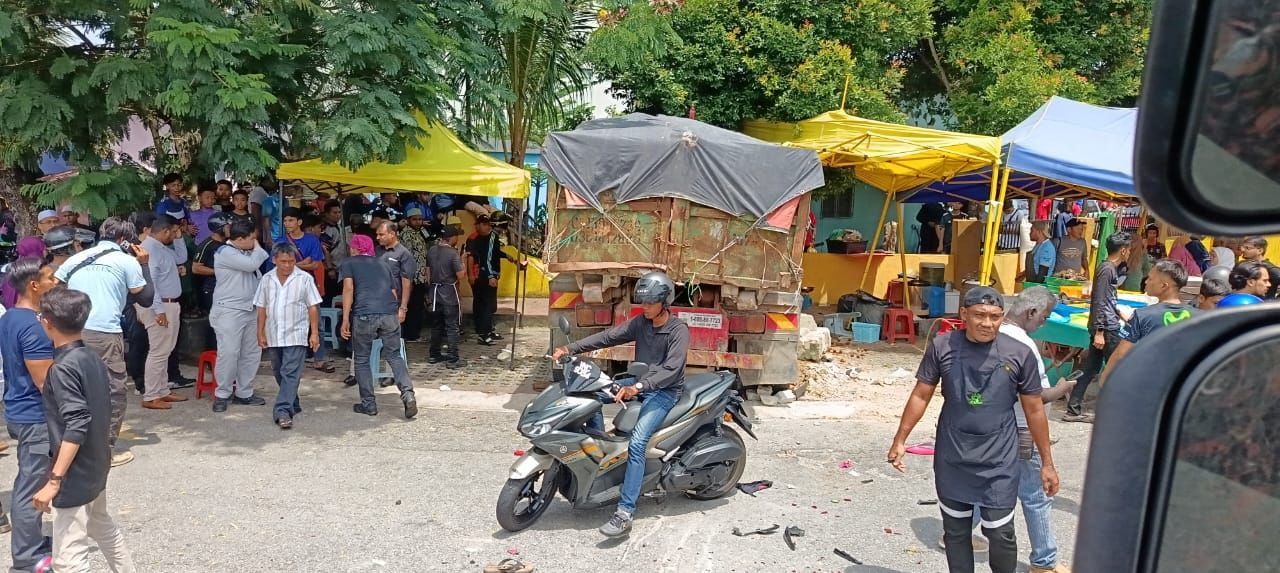 罗里撞摩托冲向摊档  男子被卷入车底身亡