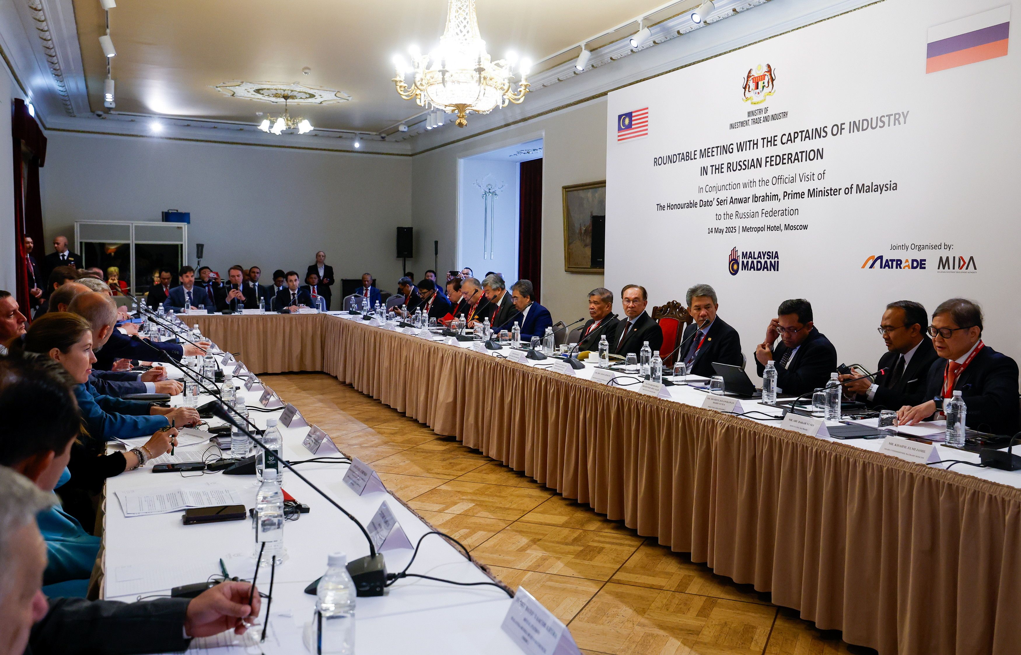 PM attends roundtable meeting with Russian industry players