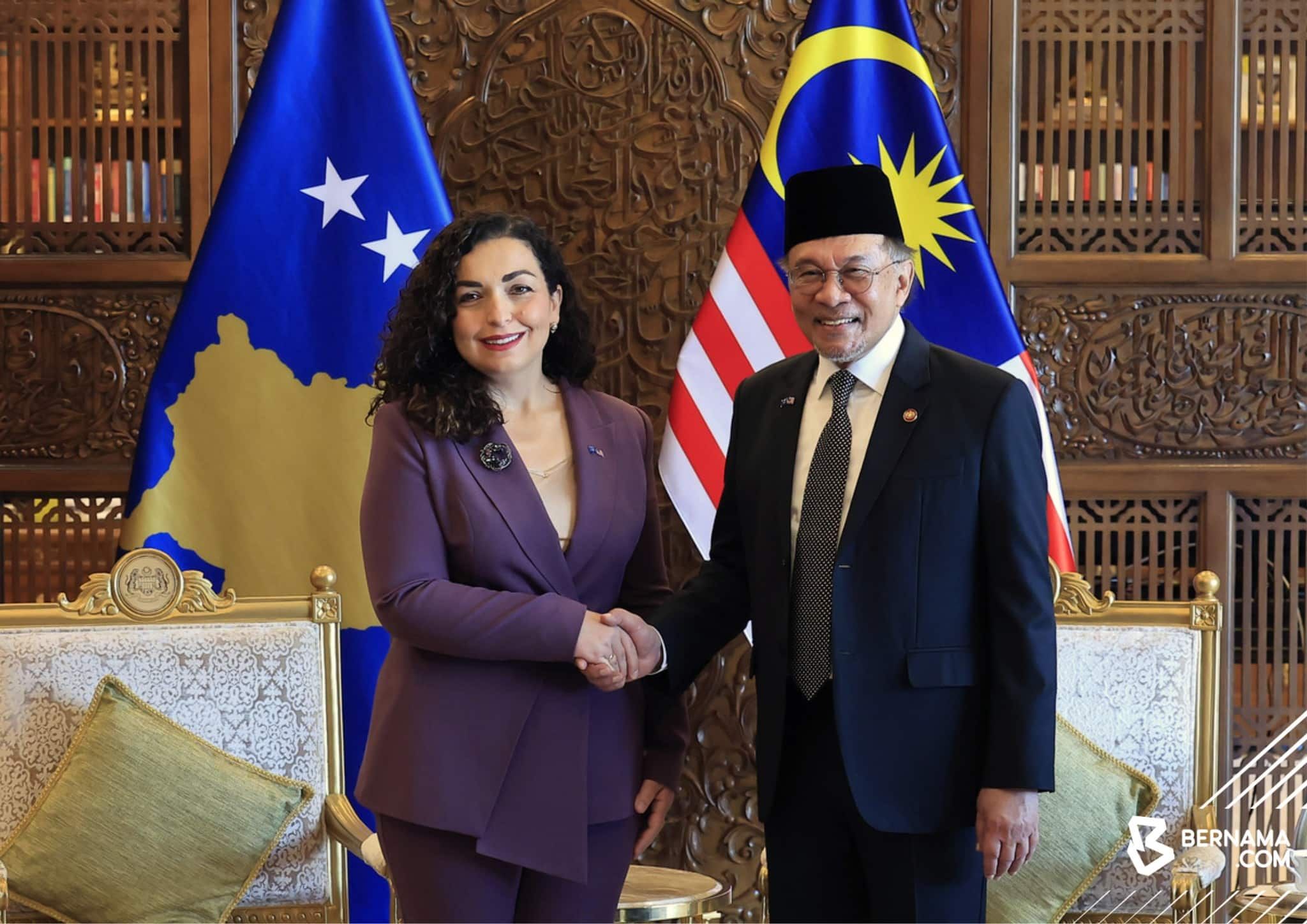 科索沃总统出席官方欢迎仪式