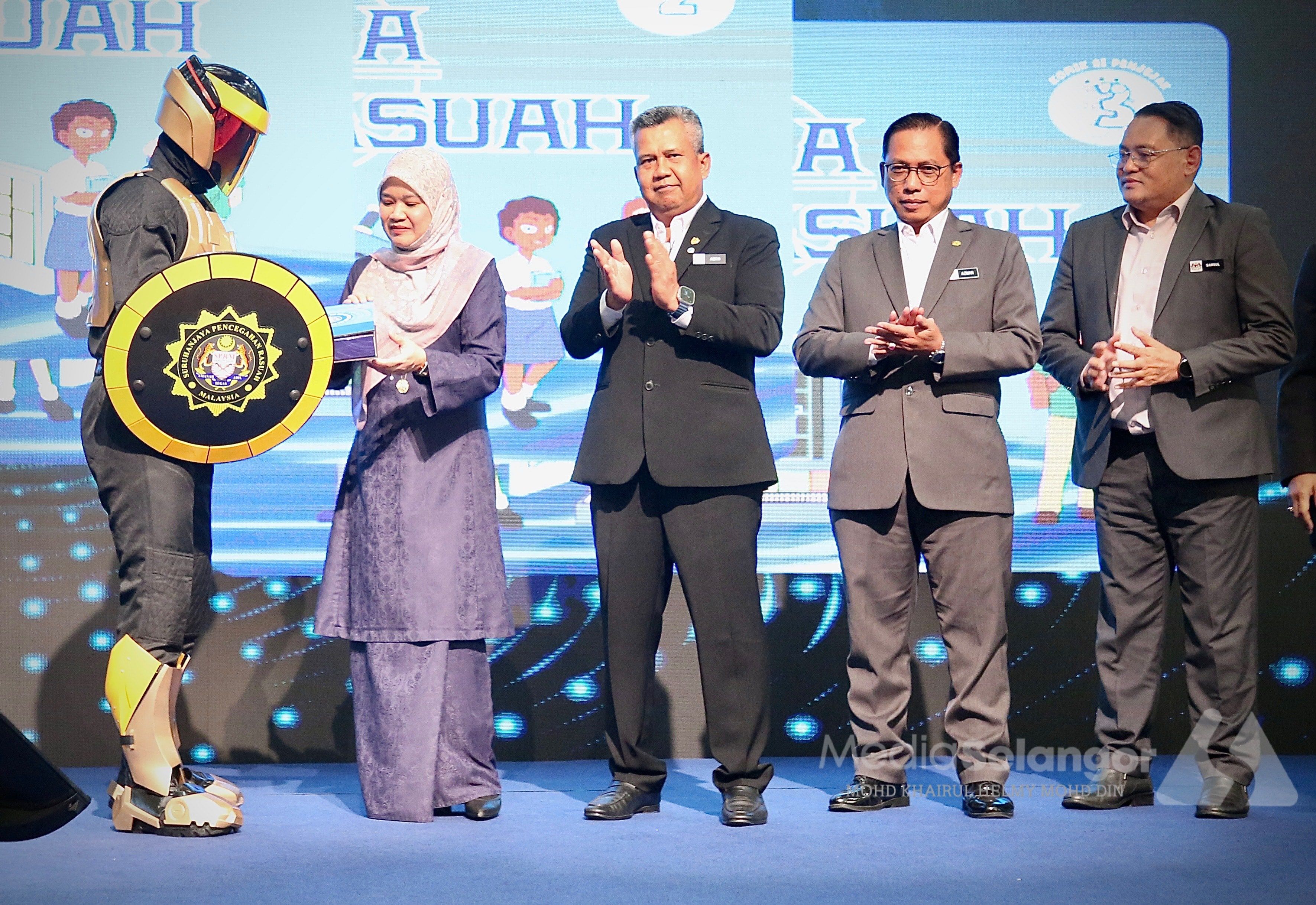 教师疑辱骂小学生视频疯传   教长：严正处理.下令彻查