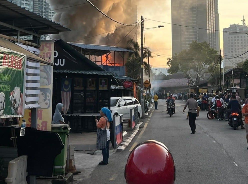 隆甘榜峇鲁今早失火 殃及1商店1民宅.无人伤亡