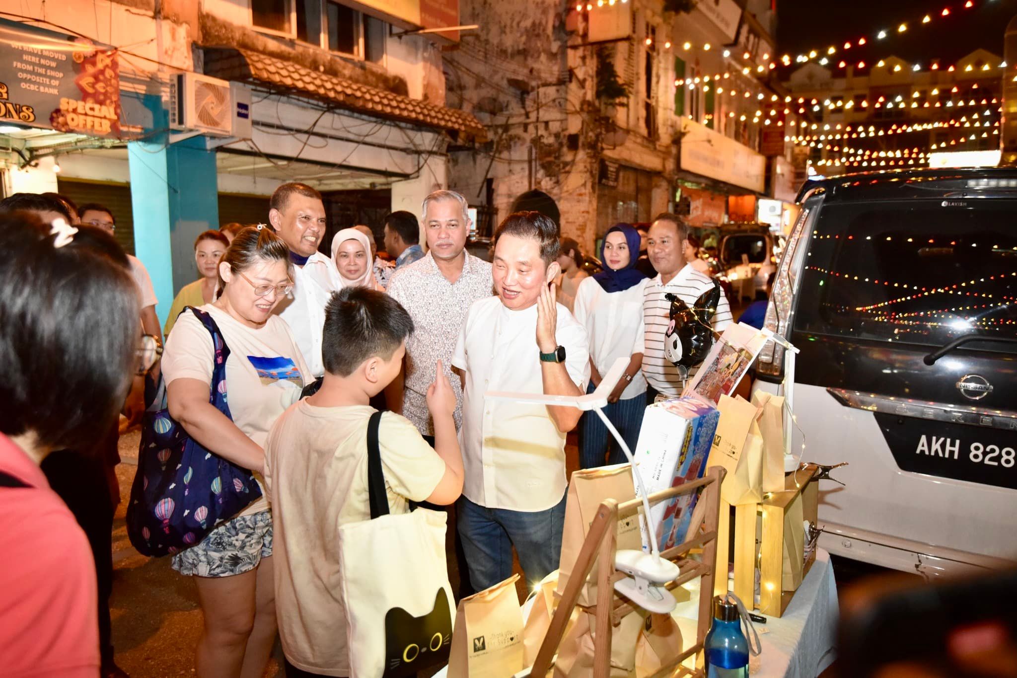 黄瑞林为巴生南区后街亮灯 周未市集增添热闹与人气