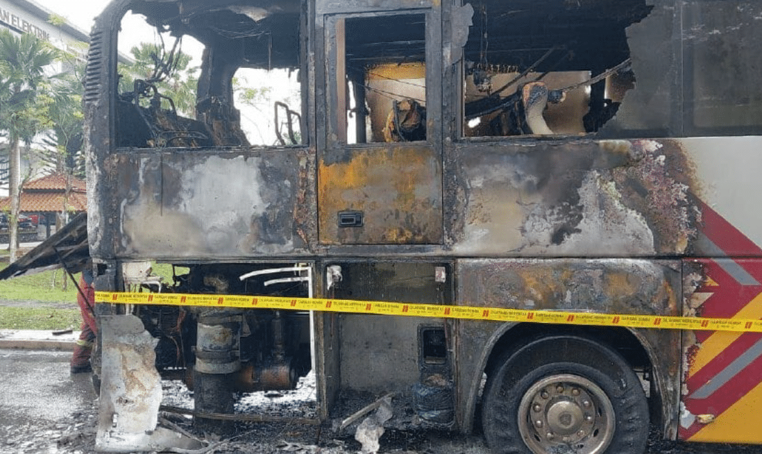 மலேசிய தொழில்நுட்பப் பல்கலைக்கழகத்துக்குச் சொந்தமான பேருந்தில் தீ விபத்து