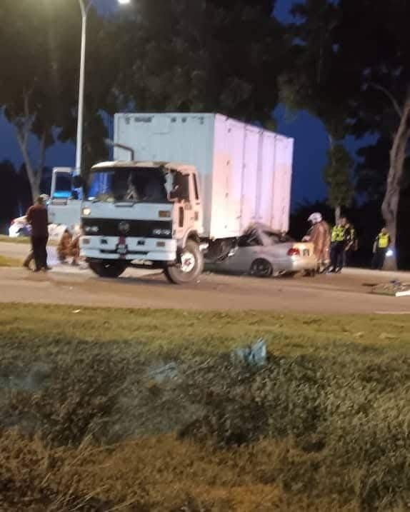 2外籍男女驾车不幸撞上U转货车丧命