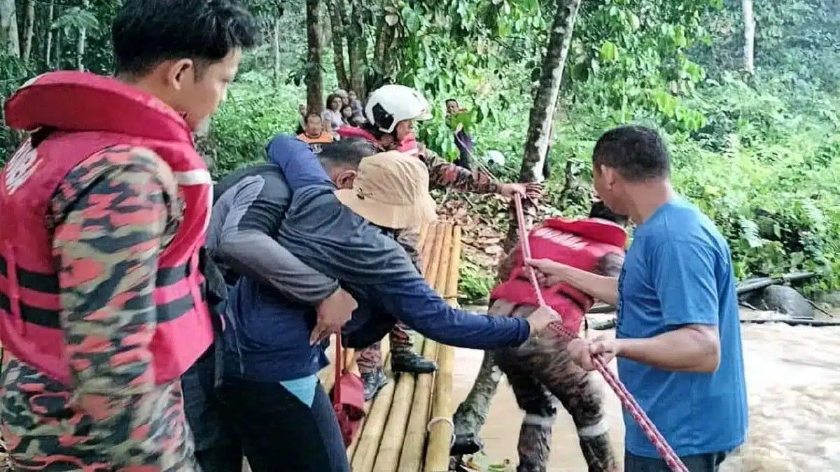 காட்டாற்று வெள்ளத்தில் சிக்கிய 18 பேரை தீயணைப்பு வீர்ர்கள் மீட்டனர்