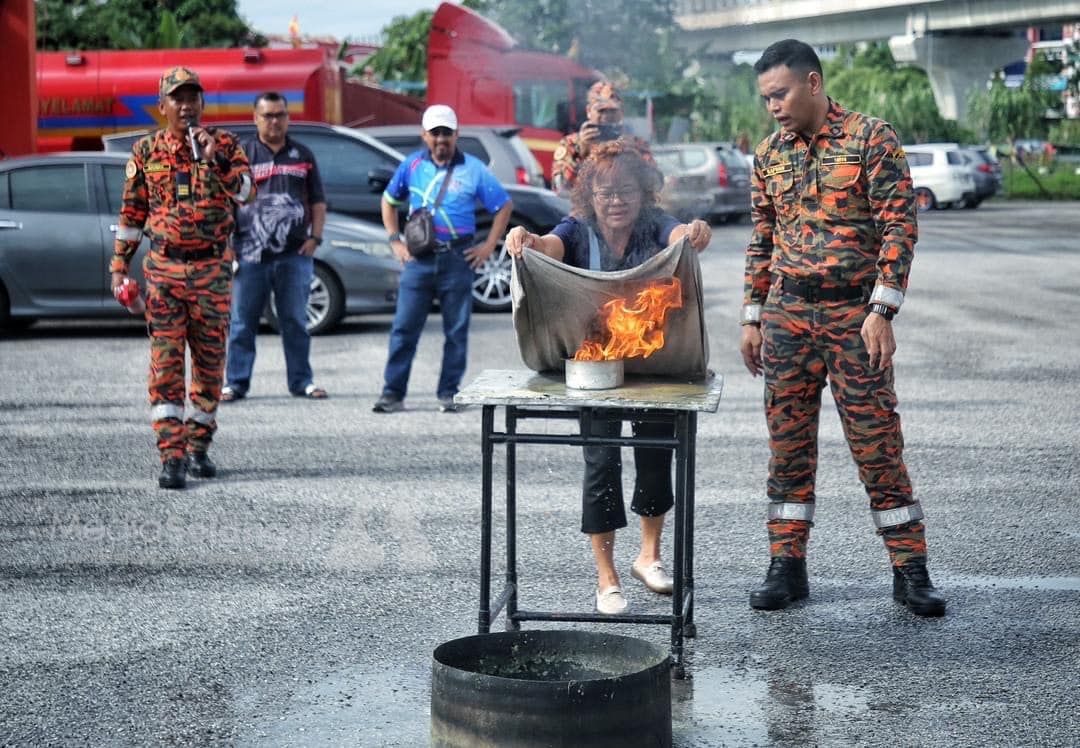 首次近距离观看灭火救援任务  民众纷纷向消防Abang致敬