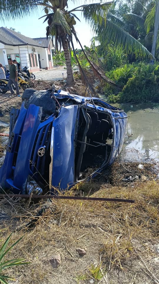 Dua lelaki maut, kereta terbabas ke dalam parit