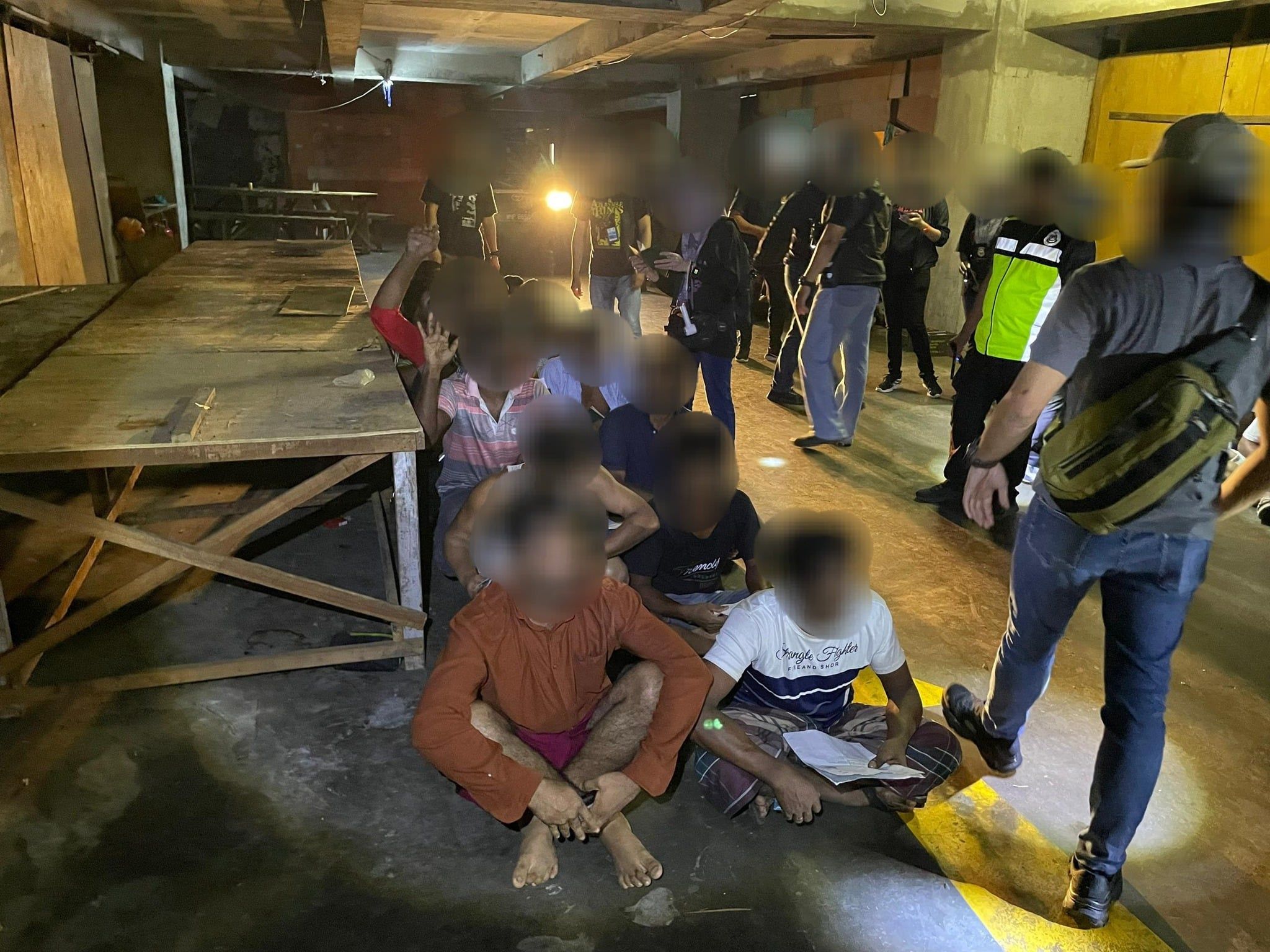 废置建筑非法接驳水电栖身   33偷渡客深夜被捕