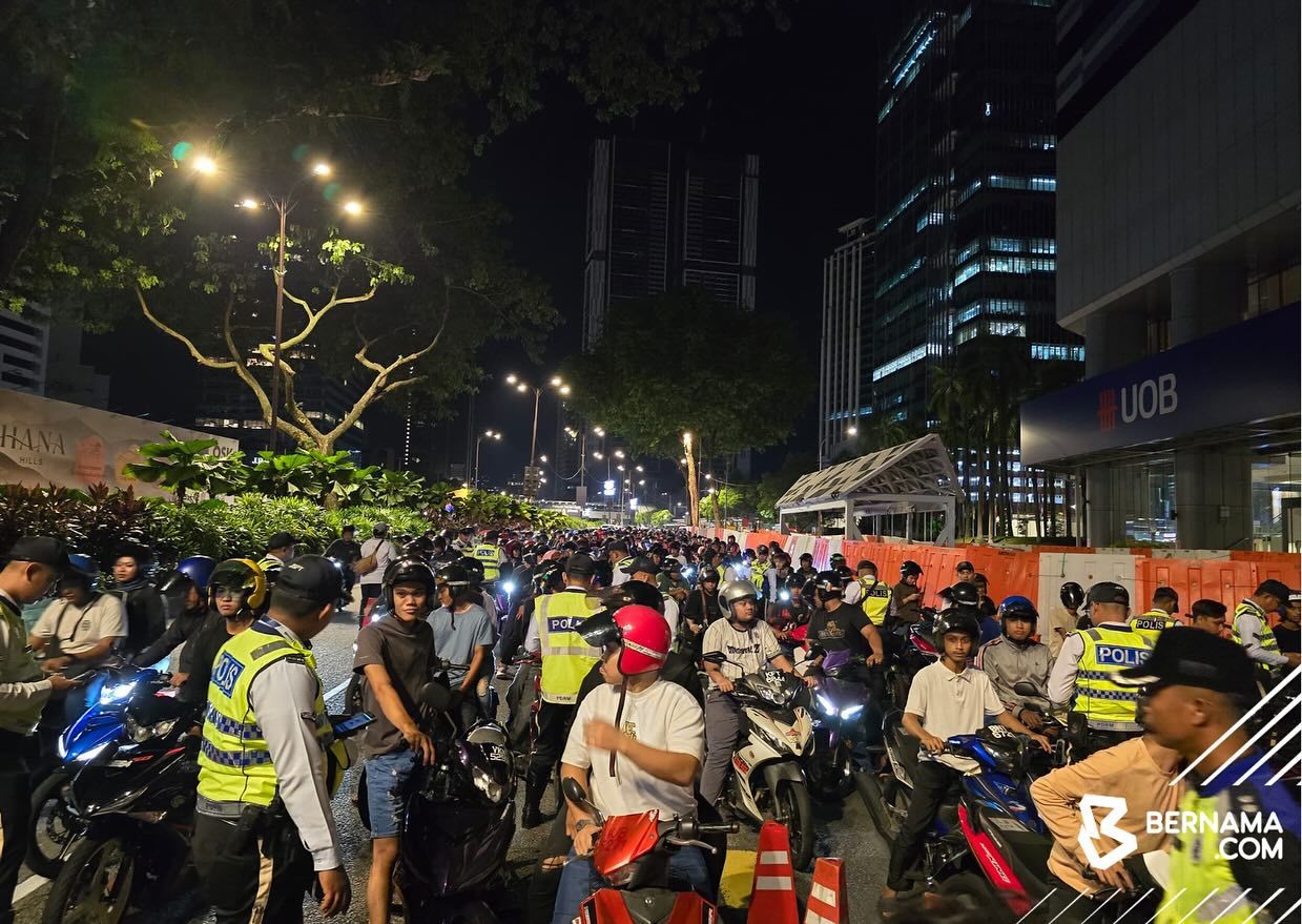 首都数热点设路障拦流氓行动 交警查1300摩托车开1006罚单